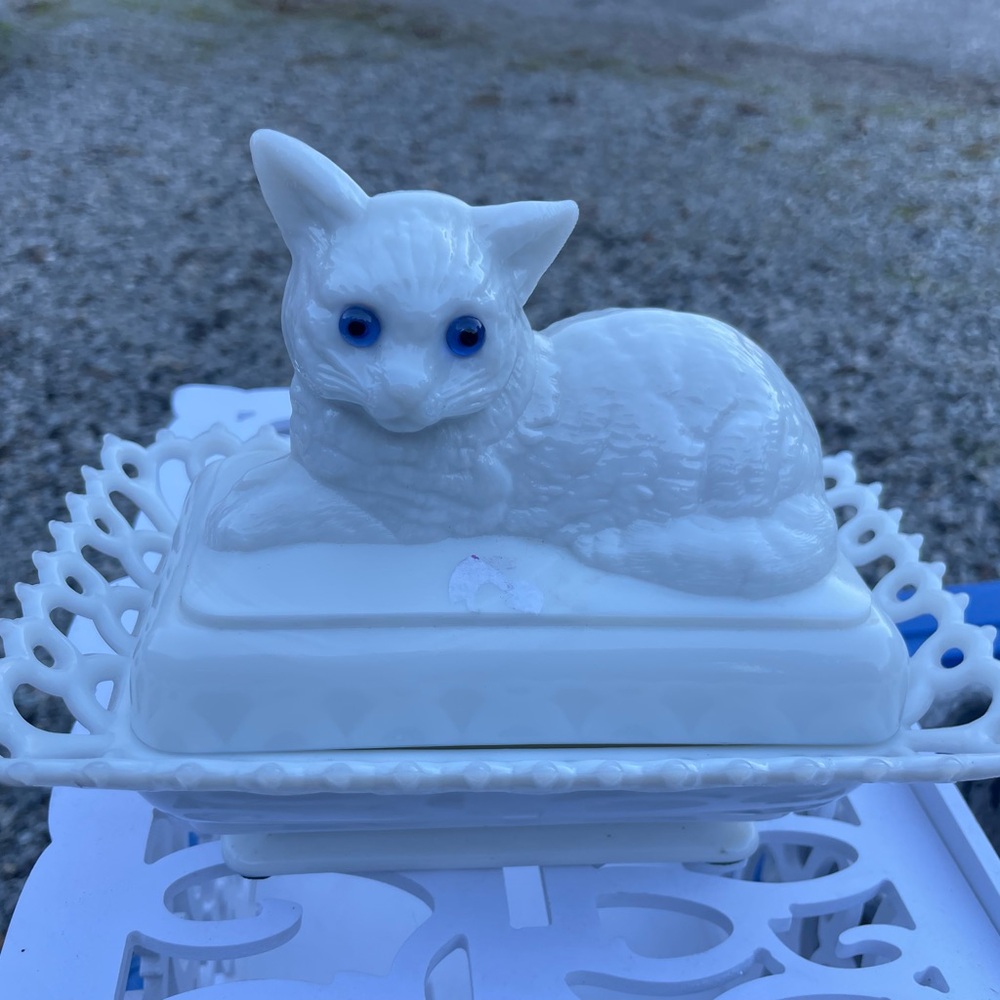 Vintage Blue-Eyed Cat-on-Nest Lace Edge Milk Glass Dish, Westmoreland Glass, USA